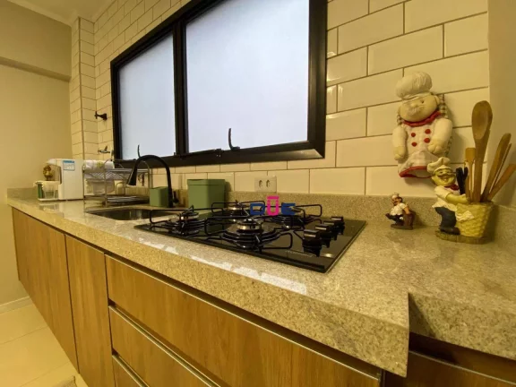 Imagem Amplo apartamento no Embaré com 2 dormitórios, suíte, dependência completa e 1 vaga demarcada