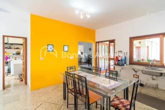 Imagem Linda e espaçosa casa com área construída de 600 m² em um terreno de 1.056 m². A residência, m...