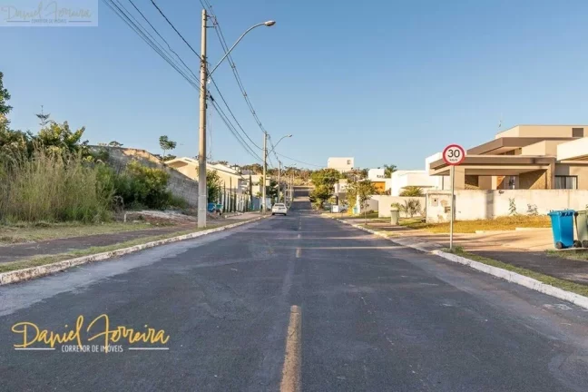 Imagem Lote com fundo e vista livre para a reserva na Travessa Orquídeas
