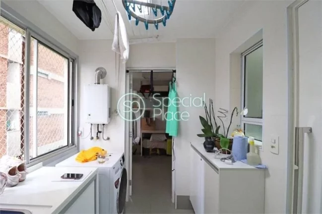 Imagem Apartamento com três dormitórios, totalmente reformado. A cozinha ficou linda e está integrada ao...