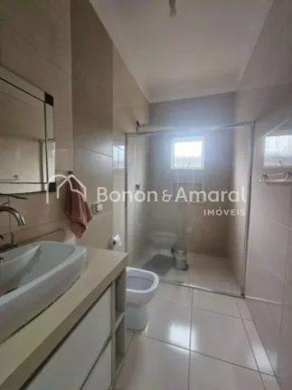 Imagem Linda casa totalmente reformada, localizada na parte alta do bairro, em região tranquila e de excel...