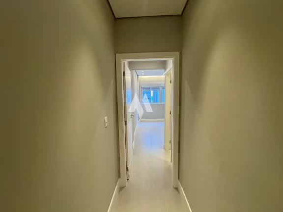 Imagem Apartamento reformado à venda com 3 suítes, na quadra da praia no bairro do Gonzaga em Santos/SP