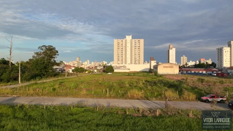 Imagem Terreno de 2.560m² à Venda no Bairro Humaitá - Tubarão/SC |
