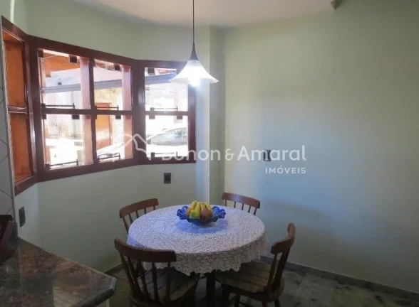 Imagem Linda residência em condomínio fechado de alto padrão, com ambientes amplos e aconchegantes. O im...