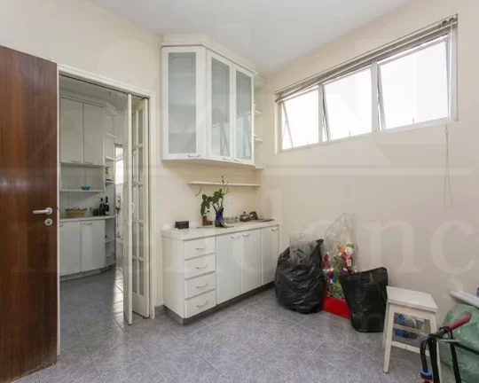 Imagem Apartamento amplo com piso de tacos, living para 02 ambientes, lavabo, 04 dormitórios sendo 01 suí...
