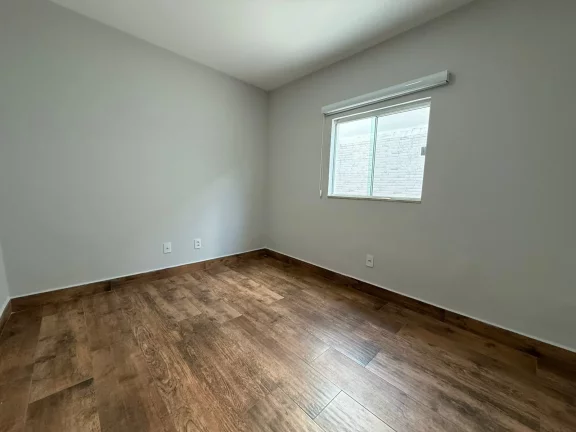 Imagem Casa à venda em Vitória da Conquista-BA, no bairro Felícia: 3 quartos, 1 suíte, 1 sala, 2 banheiros, 4 vagas de garagem, 123m².