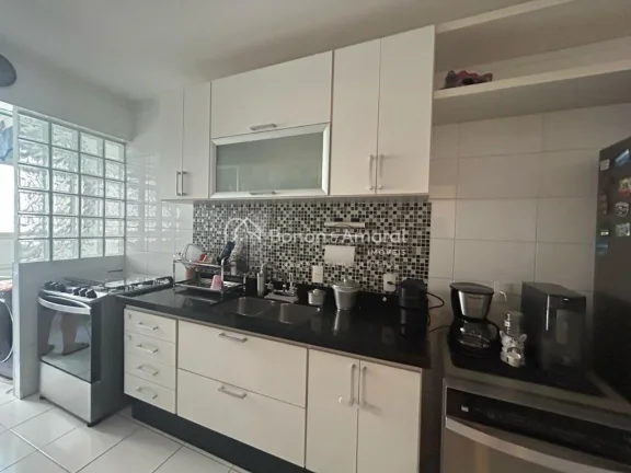 Imagem Viva em um dos bairros mais desejados da cidade!
Este apartamento oferece 115 m² de área útil em ...