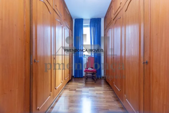 Imagem Belíssimo apartamento, amplo e bem distribuído, totalmente reformado, living para 02 ambientes, te...
