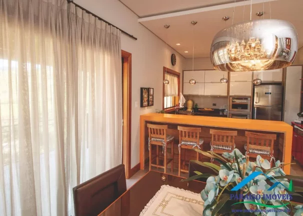Imagem Sobrado Luxuoso em Condomínio Fechado: 4 dormitórios e Vista Privilegiada!