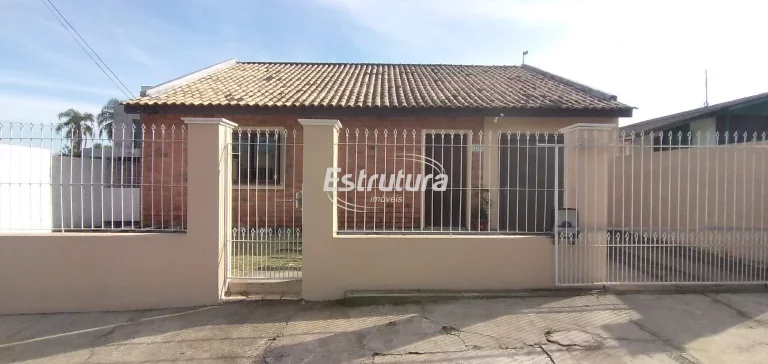 casa ampla no Pé de Platano 3 dormitórios, piscina e garagem para 3 automóveis
