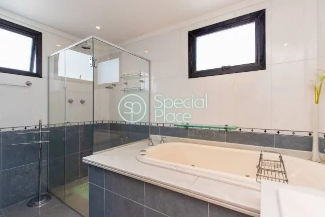 Imagem Cobertura duplex com lazer privativo, piso superior com ares de casa, possui um living amplo para tr...