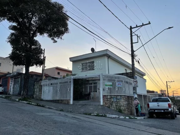 Imagem Sobrado com 250 metros quadrados, living, ampla cozinha com armários, 3 dormitórios sendo 1 suíte...