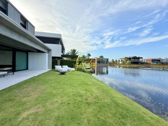 Imagem Casa contemporânea no condomínio Sense beira lago