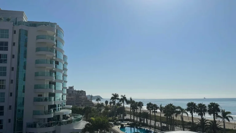 Imagem Cobertura triplex com 4 suítes e 4 vagas de garagem na Praia Brava, Itajaí/SC