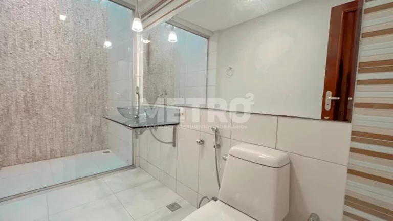 Imagem Casa Duplex, 04 Quartos, Sala de Estar, Sala de Jantar, 03 vagas de garagem, áre