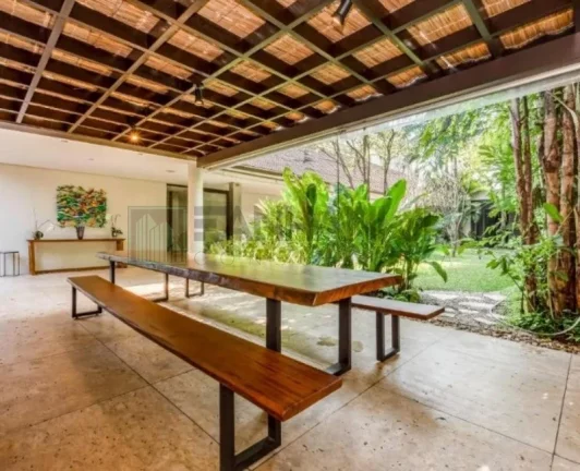 Imagem Casa deslumbrante à venda em São Paulo-SP, Jardim Europa: 4 quartos, 4 suítes, 5 salas, 6 banheiros, 6 vagas, 859m². Venha conferir!