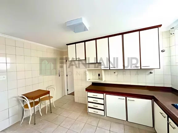 Imagem Apartamento para modernização no Jardim Paulista: 3 Quartos, 1 Suíte, 3 Salas, 3 Banheiros, 2 Vagas, 210m². Venha Conhecer!