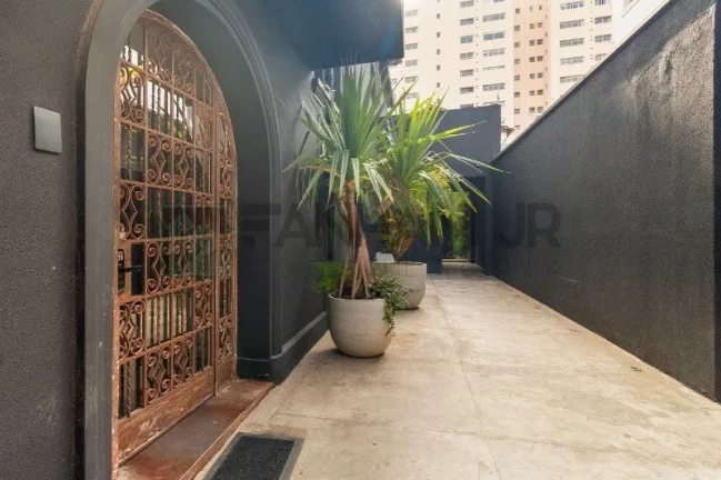 Imagem Casa comercial de alto padrão no Jardim América, São Paulo-SP: 5 quartos, 5 salas, 5 banheiros, 6 vagas - 380m². Confira!
