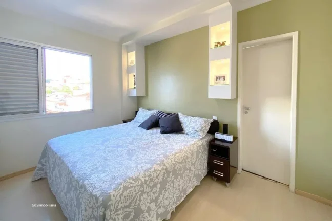 Imagem Este espaçoso apartamento oferece uma combinação perfeita de conforto e conveniência. Com quatro...