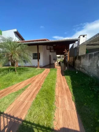 Imagem Casa com 2 dormitórios e garagem coberta para 2 carros em Balneário Perequê