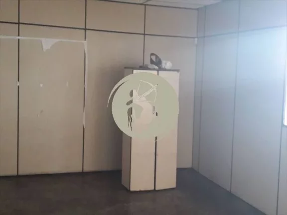 Imagem VENDE / ALUGA OTIMA LOCALIZAÇÃO, COM DIVISORIAS , PE DIREITO ALTO, PORTAS DE AÇO.