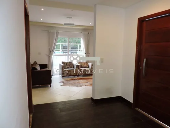 Imagem Casa no Condomínio Golf Village, repleta de comodidades e design elegante.