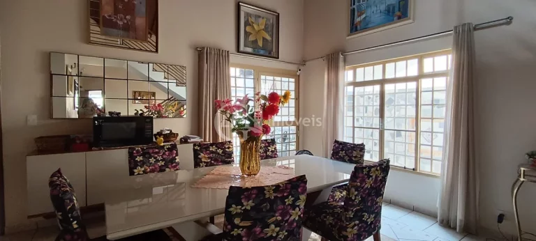 Imagem Oportunidade Única! Terreno Amplo com Casa Completa e Sofisticada