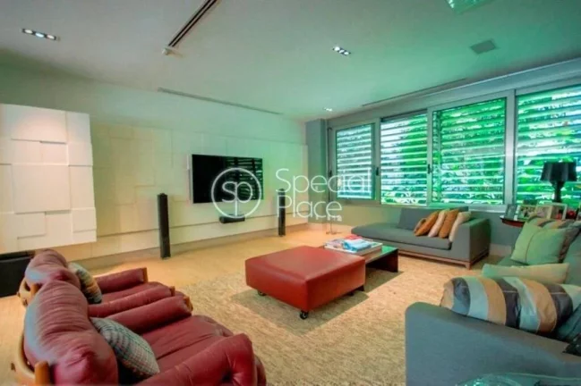 Imagem CASA ESPETACULAR, projetada por Mônica Drucker. Residência localizada em um verdadeiro refúgio no...