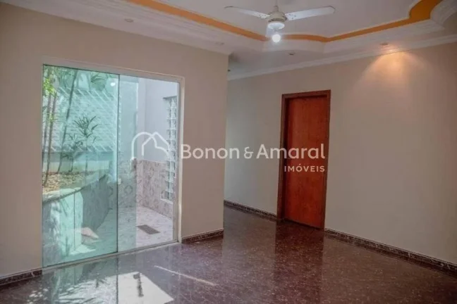 Imagem Belíssima e espaçosa casa térrea, com 287 m² de área construída. A residência possui 3 quarto...