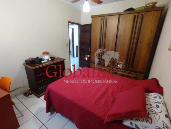 Imagem Casa com 3 dormitório aconchegante com garagem e quintal nas laterais e nos fundos bairro Radio Clube na ZN em Santos (SP) por R$.600.000,00 !