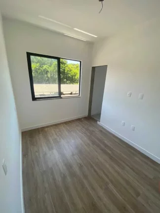 Imagem Geminado com 3 suítes e 2 vagas de garagem no bairro Itacolomi em Balneário Piçarras/SC