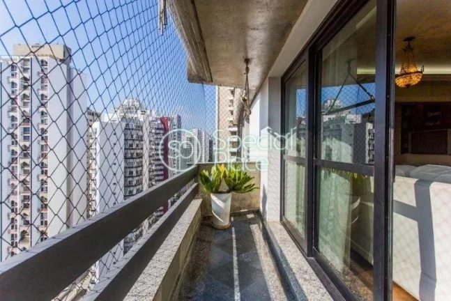 Imagem Excelente cobertura duplex com 400m² em Moema. O piso superior dispõe de uma bela área de lazer p...