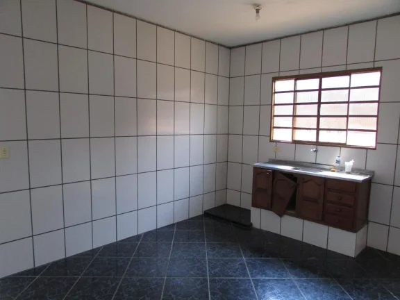 Imagem Encantadora casa de rua disponível para venda, localizada em um bairro tranquilo e de fácil acesso...