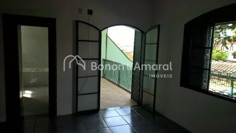 Imagem Sobrado espaçoso com 3 dormitórios, sendo 1 suíte com hidromassagem e closet, além de 2 dormitó...