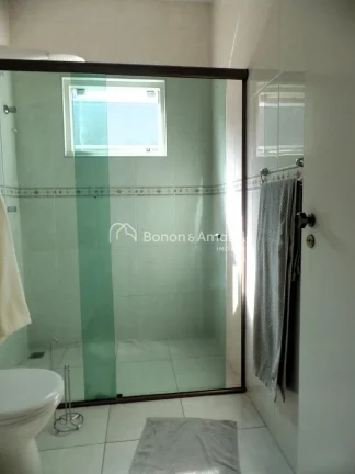 Imagem Térrea, bem localizada, em rua tranquila.
Sala para 2 ambientes, lareira, lavabo, escritório, 3 su...