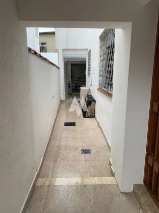 Imagem Sobrado 100% Reformado, 168m², 3 Dormitórios sendo 2 suítes , 2 vagas de garagem e no bairro do Boqueirão