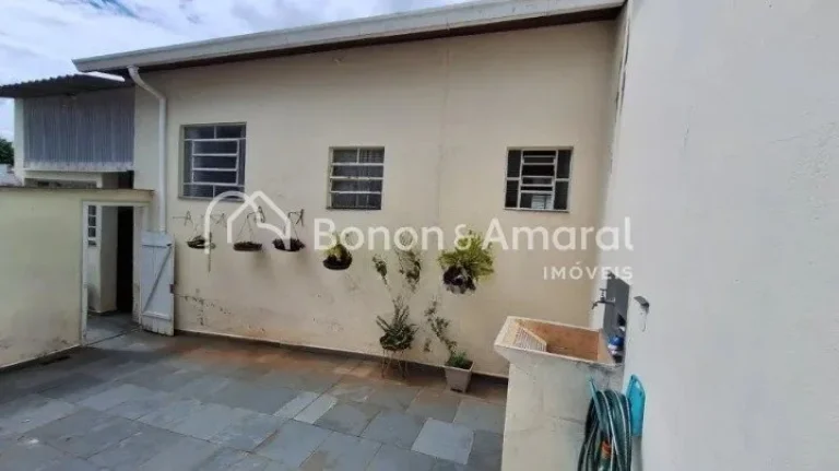 Imagem Casa térrea à venda no Parque Taquaral. O imóvel conta com 3 quartos, 2 banheiros, sala, copa, co...