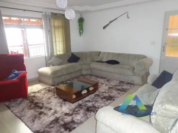 Imagem Linda casa com 3 dormitórios, 3 vagas, 3 banheiros área gourmet com fácil acesso a comércios e principais avenidas.