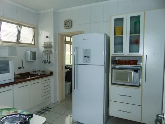 Imagem Pitangueiras - Uma quadra do mar - Totalmente reformado e decorado - Garagem no prédio - Serviço de praia.