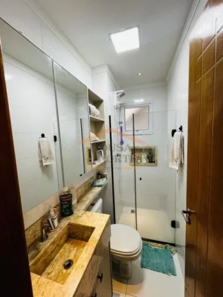 Imagem Casa em condomínio com 2 dormitórios, sendo 1 com closet, sala integrada à cozinha americana, esc...