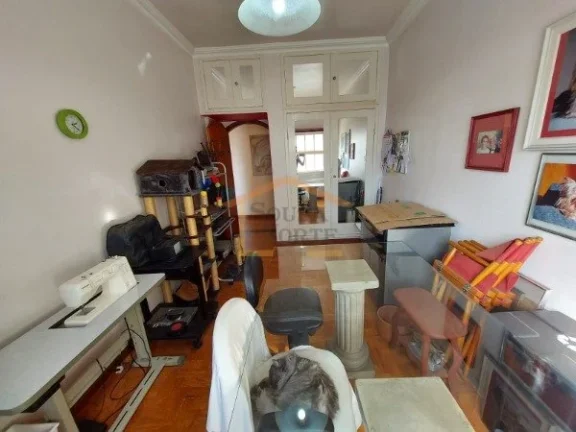 Imagem Apartamento com 3 dormitórios, 1 com sacada, contando com mais 1 dormitório de serviço.
Banheiro ...