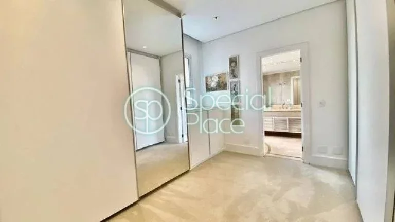 Imagem Lindo apartamento com 263m² de área privativa. São 4 dormitórios ( 4 suítes ) e 5 vagas na gara...