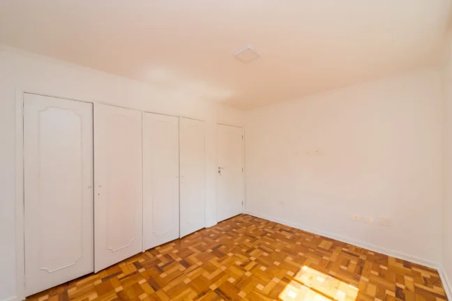 Imagem Apartamento 125M², 3Q, 2 Banheiros, 1 Vaga, Sacada, Armários.