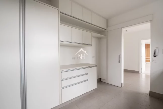 Imagem Apartamento de 260m ao lado do Parque Ibirapuera, com 4 dormitórios (2 suítes), varanda, 3 vagas com depósito, piscina, quadra, churrasqueira, sauna