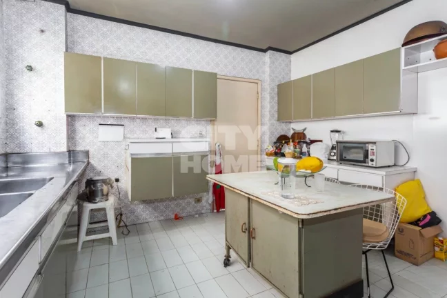 Imagem Belíssimo apartamento em edifício histórico na rua mais charmosa e arborizada de Higienópolis. A...