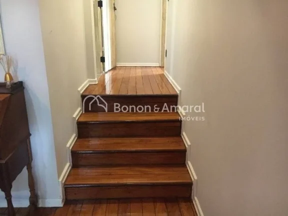 Imagem Sobrado, com linda vista. 5 suítes, sendo uma master com hidro, e varanda em todas elas;
Sala de es...