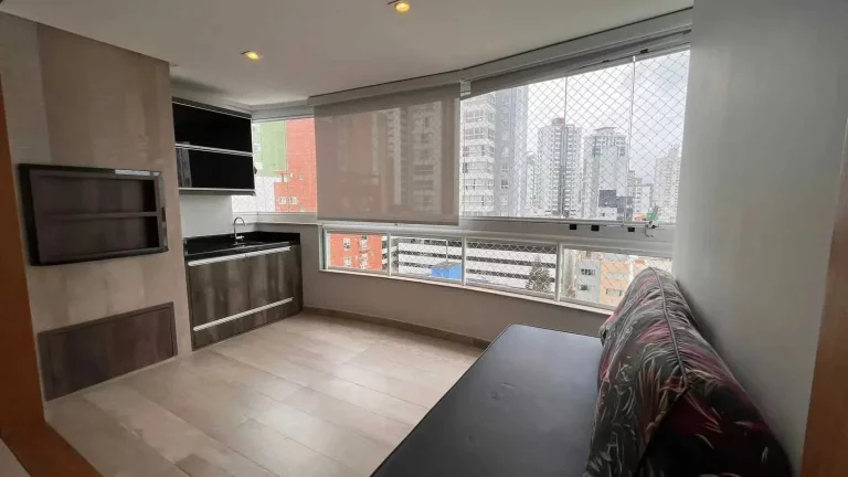 Imagem Apartamento com 2 dormitórios sendo 1 suíte e 2 vagas de garagem no Centro de Balneário Camboriú/SC
