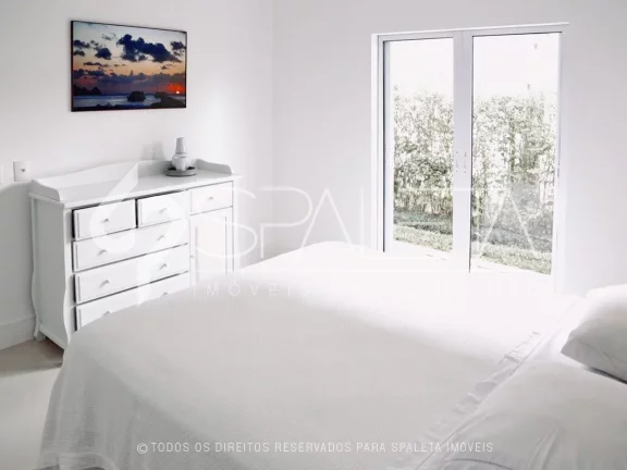 Imagem Oásis de Luxo: Casa térrea com piscina, sauna e píer privativo à venda no condomínio Marina Guarujá