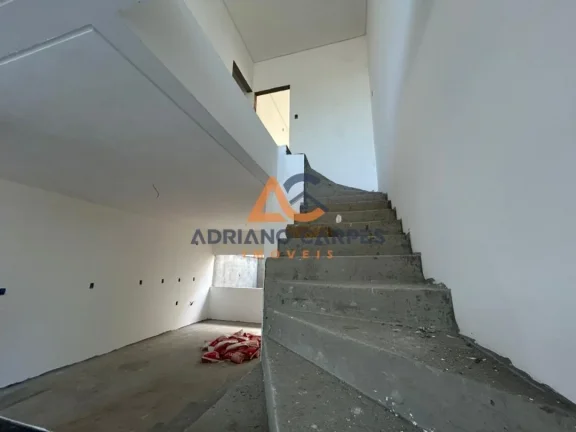 Imagem Sobrado de Alto Padrão à Venda em Navegantes-SC, Bairro Gravatá 3 Quartos sendo 1 Suíte, 1 Sala, 3 Banheiros, Adriano Carpes Imóveis