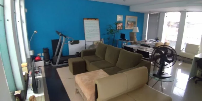 Imagem Casa de Luxo na Vila Ré: 3 Quartos, 3 Suítes, 5 Banheiros, 4 Vagas de Garagem e 426m² de Área em São Paulo-SP.
